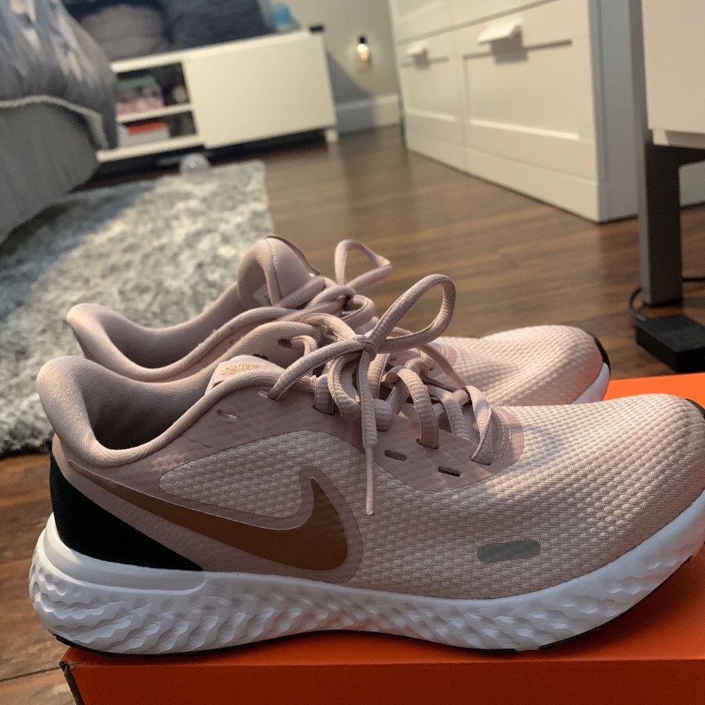 WOMEN'S REVOLUTION 5 RUNNING SHOE Size 6.5